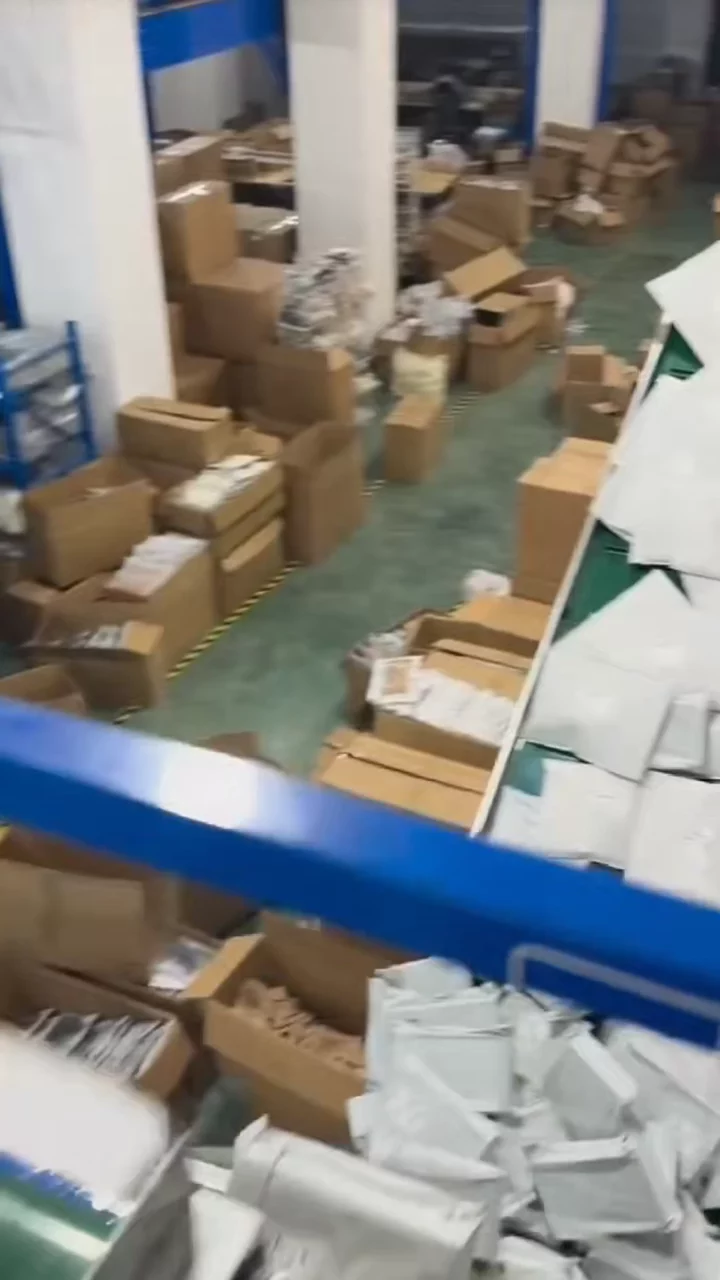 International parcel dispatch from China shown in ProveedorPro operational footage