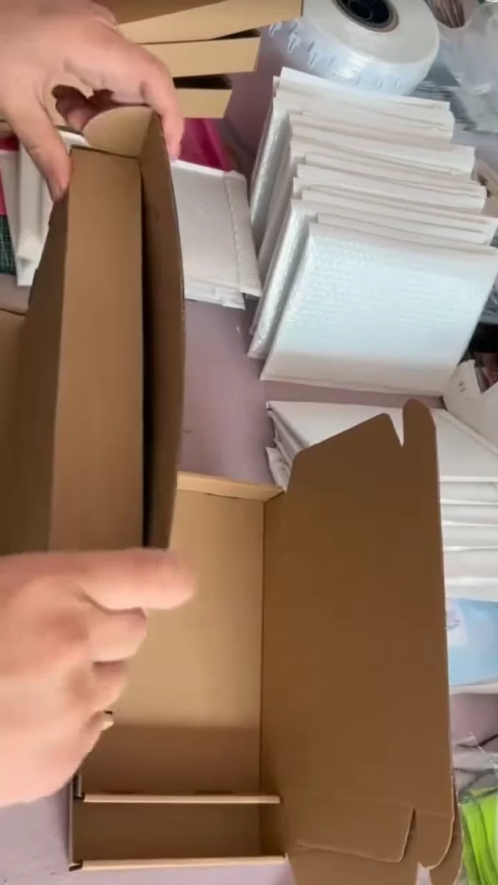 China fulfillment team packing ecommerce parcels shown in ProveedorPro operational footage