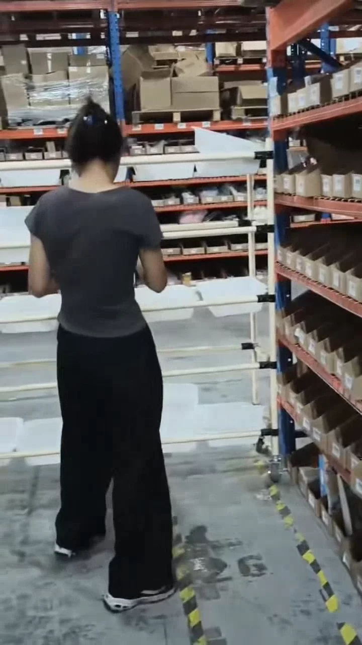 China warehouse inventory and order handling shown in ProveedorPro operational footage