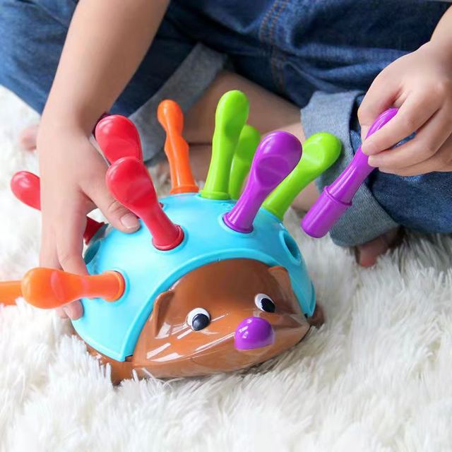 Juguete educativo de erizo para bebés con piezas de colores