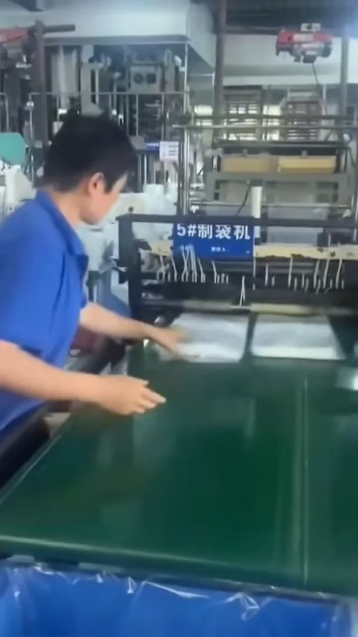 Línea de fabricación de bolsas mostrada en un video de ProveedorPro