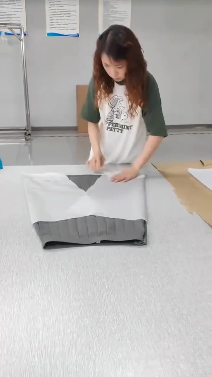 Operaria revisando una pieza sobre una mesa de control en un video de ProveedorPro