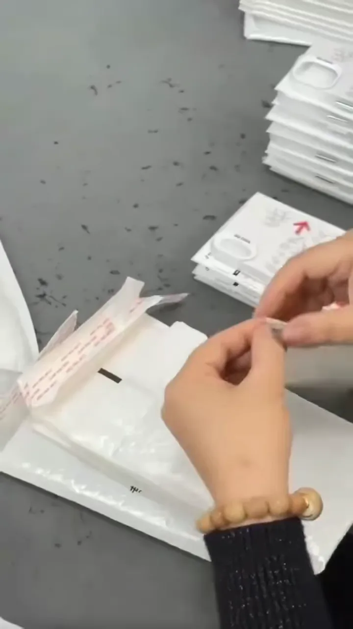 Persona preparando estuches pequeños en un video publicado por ProveedorPro