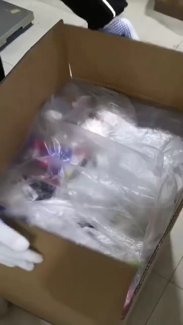 Caja abierta con protección interna durante una operación de empaque de ProveedorPro