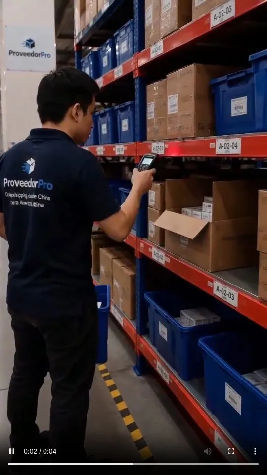 Personal de almacén localizando y manipulando inventario para preparar pedidos