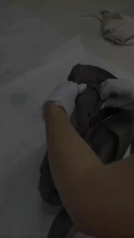 Persona con guantes inspeccionando un producto durante una operación de ProveedorPro