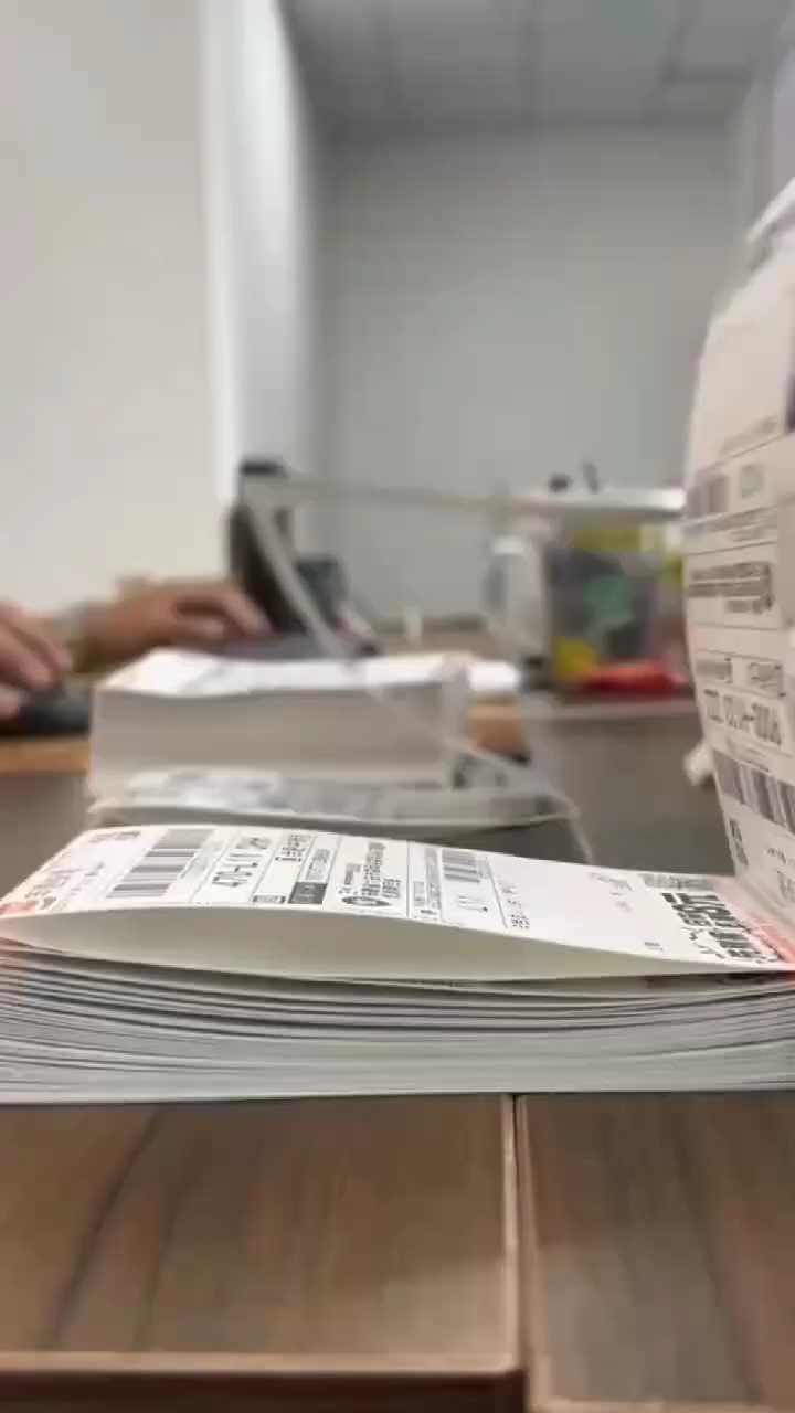 Etiquetas y pedidos preparados en una operación de despacho de ProveedorPro